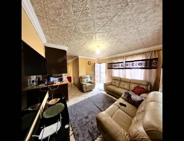 3 BEDROOM HOUSE FOR SALE IN CLAYVILLE